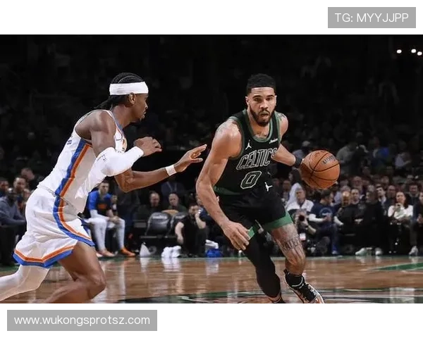 塔图姆挡拆制造错位打出高效得分拉开绿军进攻空间