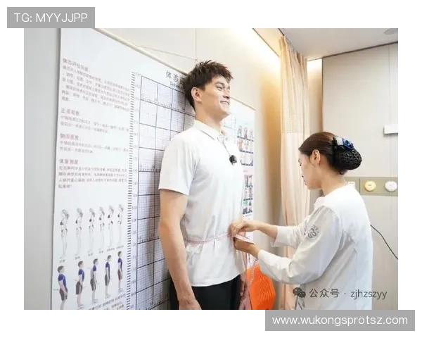 孙杨训练间隙居然光膀子玩手机，这体脂你信么？