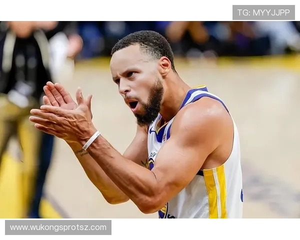 汤普森无球跑动拉开空间稳定释放三分助库里单打