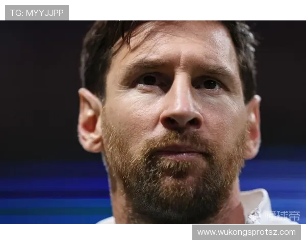 梅西居然穿着普通潮服现身，球场之外一点都不像传说中的“亿万富翁”