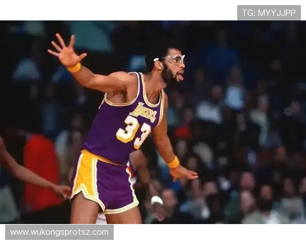 奥拉朱旺背身单打对比贾巴尔展现顶级内线得分威胁