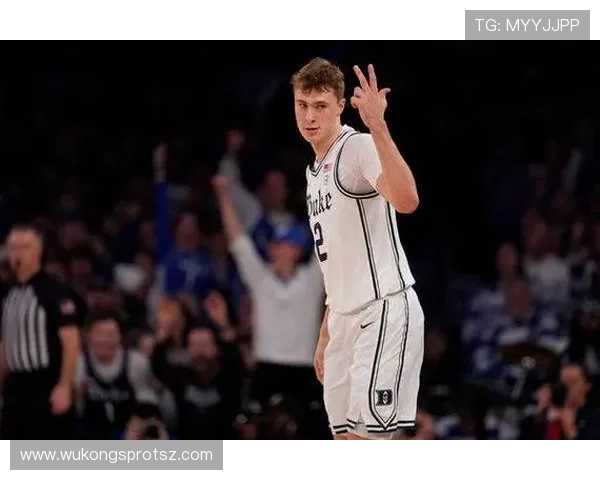 库珀·弗拉格无球跑动制造空位，拉开进攻空间改变球队战术结构